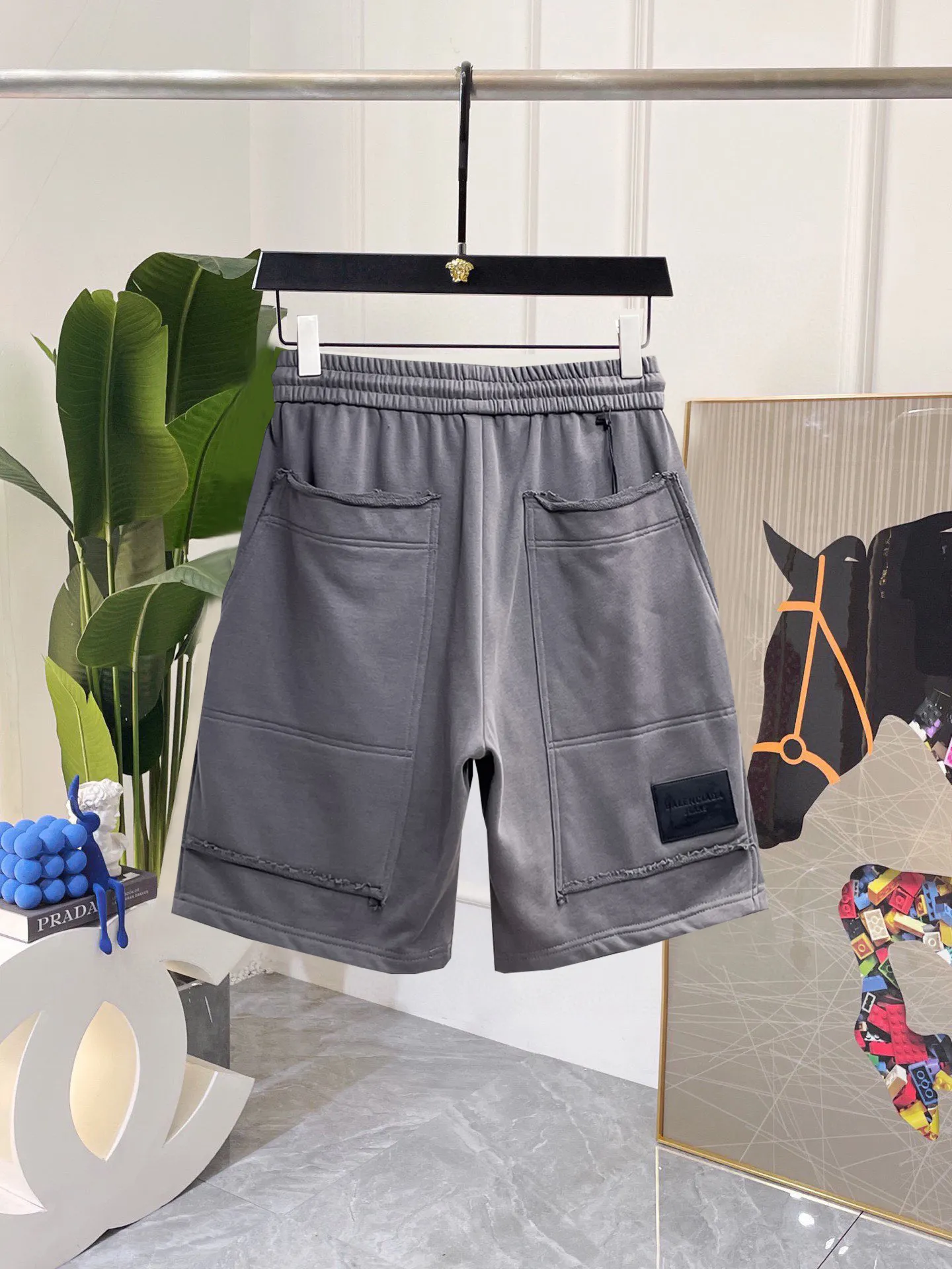 Balenciaga's three-standard complete 2026 summer New Arrival men's casual shorts, advanced custom-made Breathable fabric, Breathable fabric, extremely stretchy and comfortable, impeccable details, top-grade accessories, original logo design concept, delicate and soft feel! The upper body fit is awesome! Size: M-XXXL Please state your height and weight when ordering